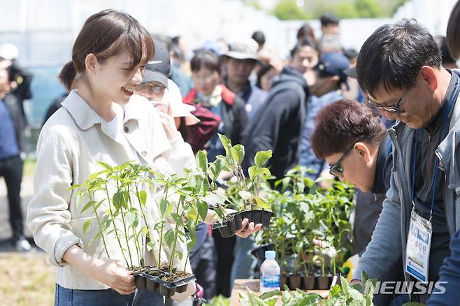 [전주=뉴시스]윤난슬 기자 = 전북대학교는 지역민들에게 친환경 도시농업 체험 기회를 제공하기 위해 올해도 '캠퍼스 텃밭'을 분양한다고 12일 밝혔다.(사진=전북대 제공)