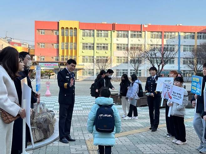 [대구=뉴시스] 대구 서부경찰서는 서대구초등학교 정문에서 학교폭력 없는 안전한 학교를 만들기 위한 합동 캠페인을 펼쳤다. (사진=대구 서부경찰서 제공) 2024.03.12. photo@newsis.com *재판매 및 DB 금지