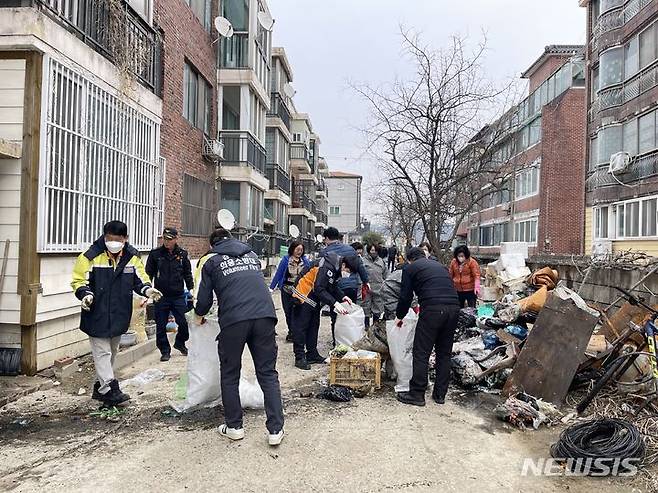 [여주=뉴시스] 주거환경 취약 주택 환경정화 봉사활동(여주시 대신면 제공)