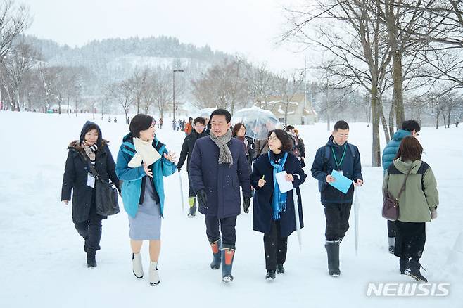 이충우 여주시장 일행이 쓰난정 눈축제를 살피고 있다.