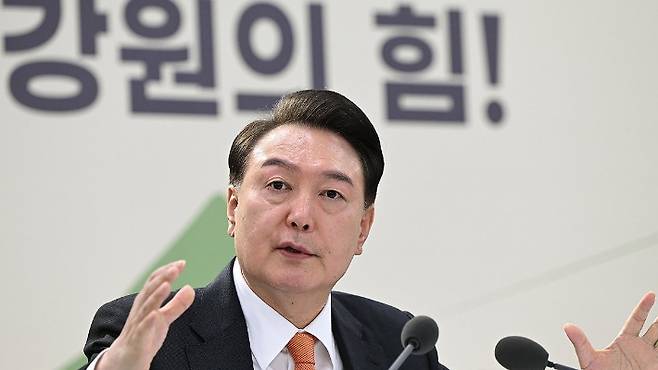 윤석열 대통령이 11일 강원특별자치도 춘천 강원도청 별관에서 '민생을 행복하게, 강원의 힘!'을 주제로 열린 열아홉 번째 '국민과 함께하는 민생토론회'에서 발언하고 있다. 연합뉴스