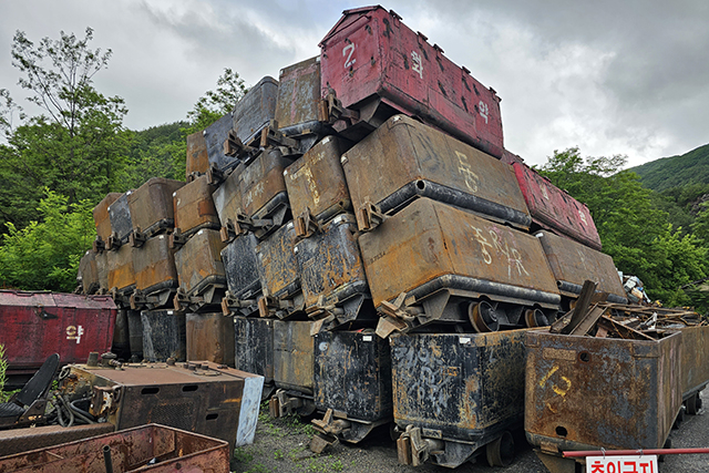 ▲대한석탄공사 장성광업소 공터에 야적되어 있는 폐광차 모습. 오는 6월 폐광을 앞두고 장성광업소는 4월부터 채탄작업이 중단된다. ⓒ프레시안