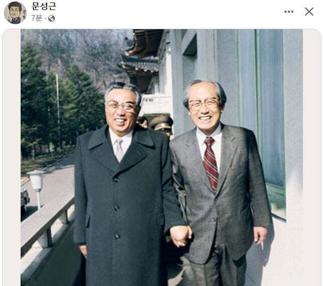 1989년 3월 밀입북한 고(故) 문익환 목사와 김일성 주석이 면담을 마친 뒤 손을 맞잡고 나오는 모습. 문성근씨 페이스북 갈무리