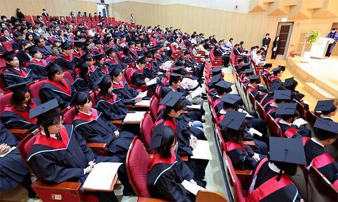 지난 2월 20일 열린 계명대학교 의과대학 학위수여식에서 졸업생들이 참석해 졸업장을 받고 있다. 계명대 제공