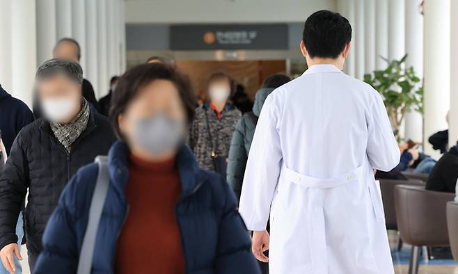 서울 시내 대학병원에서 의료 관계자가 이동하고 있다. 연합뉴스