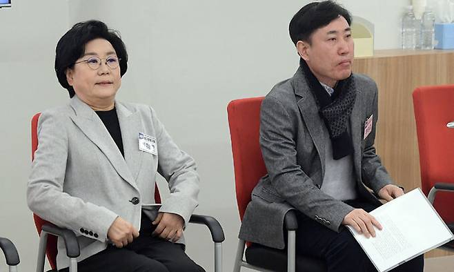 지난 2월 13일 서울 중구 성동을에 지원한 예비 후보자인 이혜훈 전 의원, 하태경 의원이 서울 여의도 국민의힘 중앙당사에서 공천면접심사를 받기위해 대기하고 있는 모습. 뉴시스