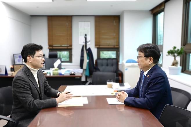 국민의힘 박정훈 송파갑 예비후보(왼쪽)가 박상우 국토교통부 장관을 만나 송파구 투기과열지구 해제를 건의하고 있다. 박 예비후보 제공