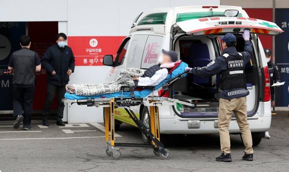 의대 증원에 반발한 전공의 집단 이탈 사태가 4주 차로 접어든 11일 서울 시내의 한 대학병원에서 환자가 응급의료센터로 이송되고 있다. 2024.3.11/뉴스1