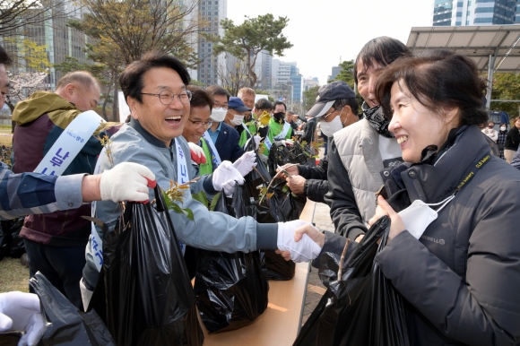 강기정 광주시장이 지난해 3월 28일 시청 야외음악당에서 진행된 ‘2023 나무 나누어주기 행사’에 참석, 시민들에게 나무를 나누어 주고 있다. 광주광역시 제공