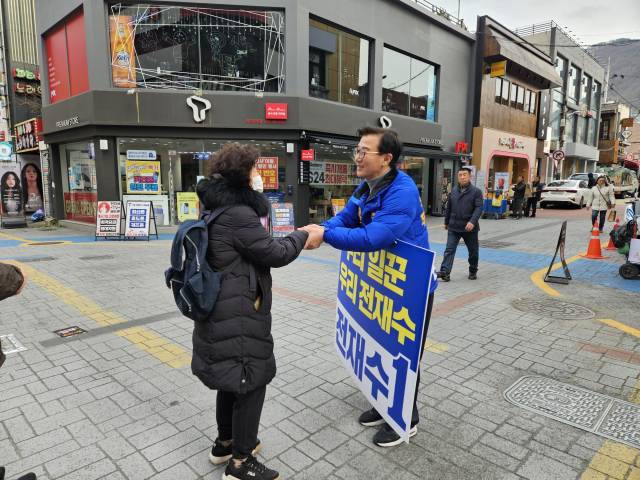 전재수 더불어민주당 후보가 12일 부산 덕천동 젊음의거리에서 유권자들을 만나고 있다. 부산=박예나 기자