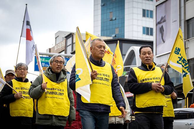 2월25일 이종철씨(가운데)가 ‘세월호 참사 10주기 전국 시민행진단’과 함께 제주시청에서 제주항 연안여객터미널로 행진하고 있다. ⓒ시사IN 신선영