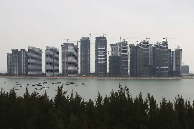 중국의 초대형 부동산 개발업체 헝다가 하이난성 단저우의 인공섬 하이화다오(海花島)에 지은 대규모 아파트 단지.ⓒAP Photo