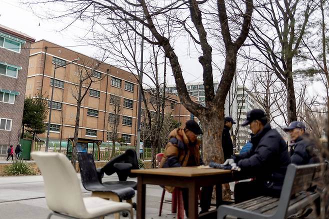 도봉고등학교 앞에서 노인들이 바둑을 두고 있다. ⓒ시사IN 박미소