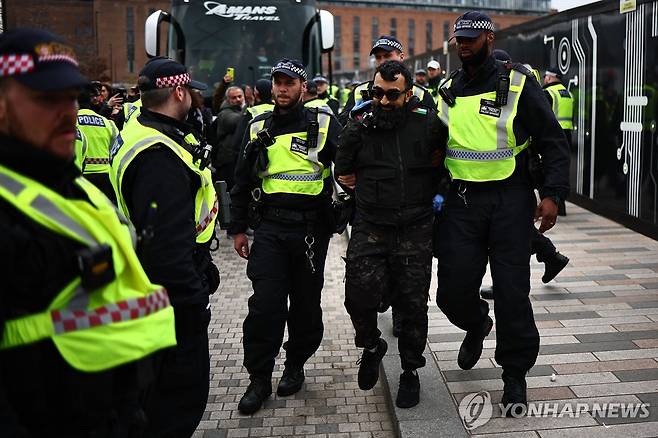 런던서 열린 친팔레스타인 행진서 체포된 참가자 [AFP 연합뉴스 자료사진 재판매 및 DB 금지]