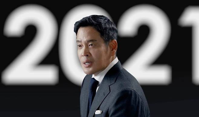 정용진 신세계 부회장 "반드시 이기는 한해 만들어야" (서울=연합뉴스) 정용진 신세계그룹 부회장이 4일 온라인 영상으로 발표한 신년사에서 임직원에게 "'지지 않는 싸움을 하겠다'는 과거의 관성을 버리고 '반드시 이기는 한해'를 만들어달라'고 당부했다.
    사진은 신년사 하는 정용진 부회장. 2021.1.4
    [신세계그룹 제공. 재판매 및 DB 금지] photo@yna.co.kr