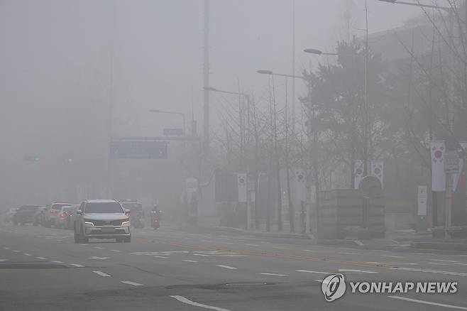 대전 서구 둔산동에 안개가 짙게 끼어있다. [연합뉴스 자료사진]