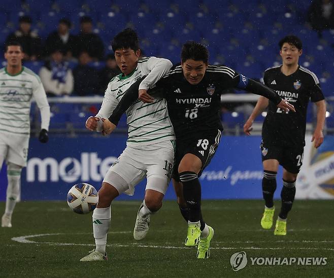 경합하는 이수빈과 주민규 (울산=연합뉴스) 김용태 기자 = 12일 울산 문수축구경기장에서 열린 2023-2024 아시아축구연맹(AFC) 챔피언스리그(ACL) 8강 울산 HD와 전북 현대의 2차전에서 전북 이수빈과 울산 주민규가 볼 경합을 벌이고 있다. 2024.3.12 yongtae@yna.co.kr