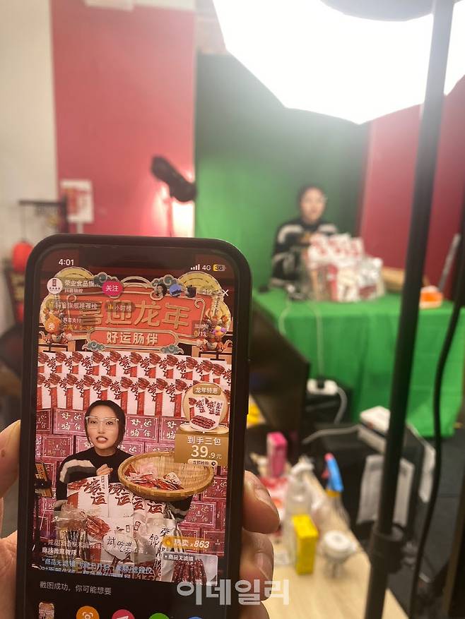 윙입푸드의 자체 라이브커머스 스튜디오 현장 및 방송 모습(사진=이정현 기자)