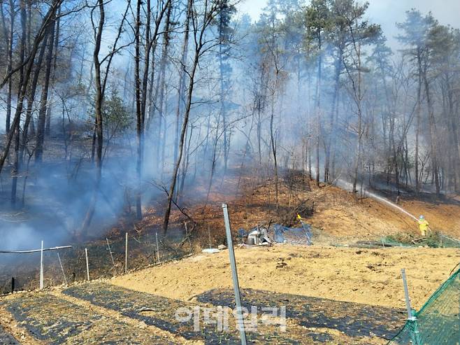 13일 오후 1시 20분께 경기 화성시 무봉산에 위치한 농기계 창고에서 불이 나 산림으로 번졌다. 소방당국과 산림청은 헬기를 동원해 진화 작업을 펼치고 있다.(사진=경기도소방재난본부)