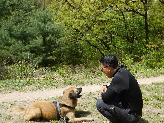 김제동과 6년째 같이 살고 있는 반련견 ‘탄이’(사진=나무의마음).