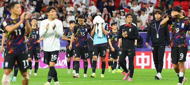 지난 6일(현지시각) 카타르 알라이얀 아흐마드 빈 알리 스타디움 열린 2023 아시아축구연맹(AFC) 아시안컵 4강전 한국과 요르단 경기가 끝난 뒤 선수들이 아쉬워하며 경기장을 나서고 있다 (사진=연합뉴스)