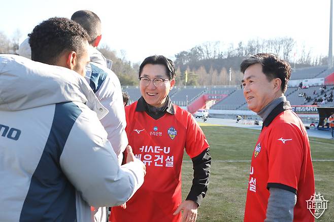 9일 부천FC와의 경기 시작 전 선수들과 인사를 나누는 김태흠 충남도지사(맨 오른쪽)와 박경귀 아산시장(가운데)