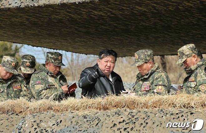 (평양 노동신문=뉴스1) = 김정은 북한 노동당 총비서가 지난 7일 조선인민군 대연합부대들의 포사격 훈련을 지도하는 모습. [국내에서만 사용가능. 재배포 금지. DB 금지. For Use Only in the Republic of Korea. Redistribution Prohibited] rodongphoto@news1.kr