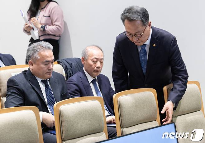 박민수 보건복지부 제2차관(오른쪽)이 13일 오후 경기도 성남시 분당구 한국과학기술한림원에서 '필수 의료 해결을 위한 제도적 방안' 주제로 열린 제220회 한림원탁토론회에서 의료개혁(필수의료) 4대 과제로 발표를 마친 후 자리로 향하고 있다. 왼쪽부터 김성근 가톨릭대학교 의과대학 교수, 홍윤철 서울대학교 의과대학 교수, 박 차관. 2024.3.13/뉴스1 ⓒ News1 이재명 기자