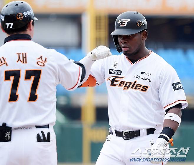 12일 대전 한화생명이글스파크에섯 열린 KIA와 한화의 시범경기. 1회말 2사 만루 페라자가 1타점 적시타를 친 후 축하받고 있다. 대전=정재근 기자 cjg@sportschosun.com/2024.3.12/