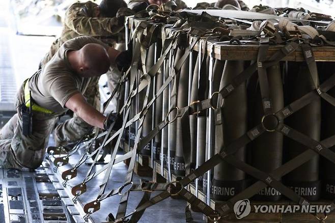 미국 델라웨어주 도버 공군기지에서 미군 병사가 우크라이나에 지원하는 155mm 포탄을 C-17 수송기에 싣고 있다.  AP·연합뉴스