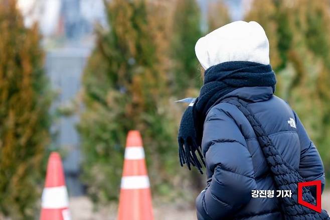 아침 기온이 영하로 떨어지며 '꽃샘추위'가 찾아온 8일 서울 종로구 광화문 네거리에서 직장인들이 두꺼운 외투를 입고 출근길에 오르고 있다. 사진=강진형 기자aymsdream@