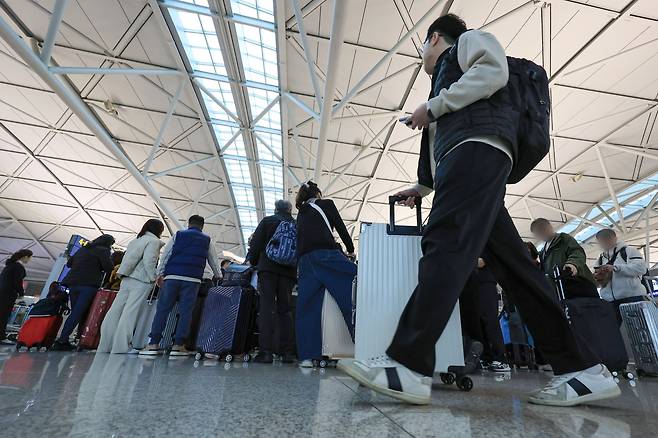 인천국제공항 제1여객터미널에서 해외로 향하는 여행객들이 탑승 수속을 위해 줄을 서고 있는 모습 /연합뉴스