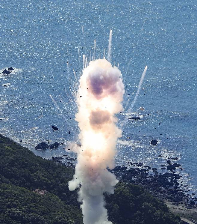 일본 우주 벤처기업 스페이스원이 13일 오전 11시께 혼슈 와카야마(和歌山)현 남부 구시모토초(串本町)의 발사장에서 쏘아올린 민간 개발 로켓 '카이로스' 1호기가 발사 수초 후 폭발했다./교도 연합뉴스