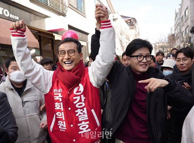 한동훈 국민의힘 비상대책위원장이 지난 8일 오후 경기 용인시 기흥구 보정동의 한 카페에서 강철호 국민의힘 용인정 후보와 청년간담회를 열고 발언하고 있다. ⓒ강철호 캠프 측 제공