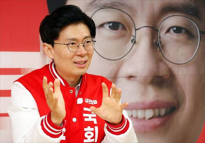 조정훈 국민의힘 서울 마포갑 국회의원 후보가 12일 오전 서울 마포구 선거사무소에서 데일리안과 인터뷰를 하고 있다. ⓒ데일리안 홍금표 기자