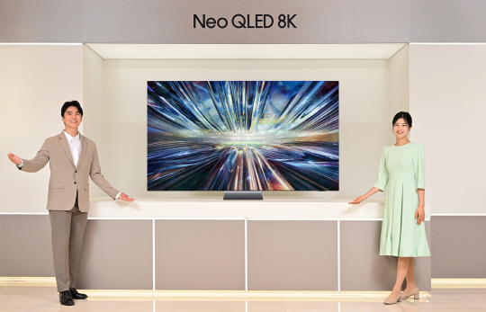 삼성전자 모델이 역대급 성능의 '3세대 AI 8K 프로세서'를 탑재한 2024년형 네오 QLED 8K TV 신제품을 소개하고 있다. 삼성전자 제공