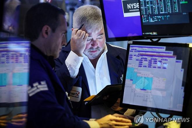 NYSE 입회장에서 일하는 트레이더들의 모습. 사진=연합뉴스