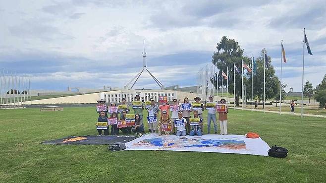 시드니 촛불행동 회원들이 13일 낮(현지시각) 호주 국회 앞에서 기념사진을 찍고 있다. 페이스북 갈무리