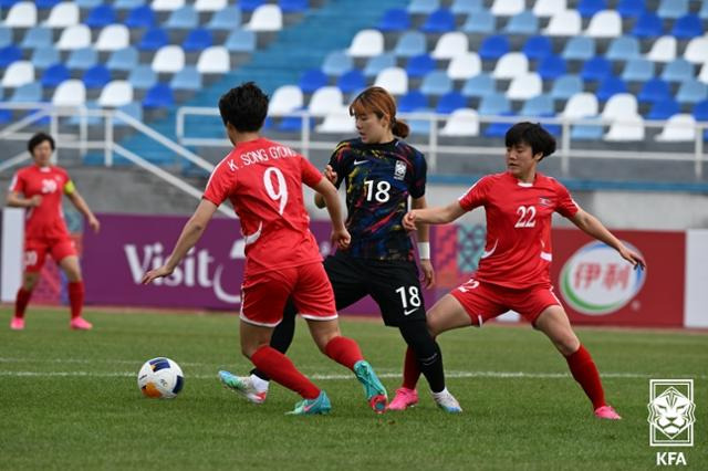 13일 오후(한국시간) 우즈베키스탄 타슈켄트 더스트릭 스타디움에서 열린 '2024 아시아축구연맹(AFC) U-20 여자 아시안컵' 준결승 한국 대 북한 경기에서 한국의 원채은이 볼다툼을 벌이고 있다. 대한축구협회 제공