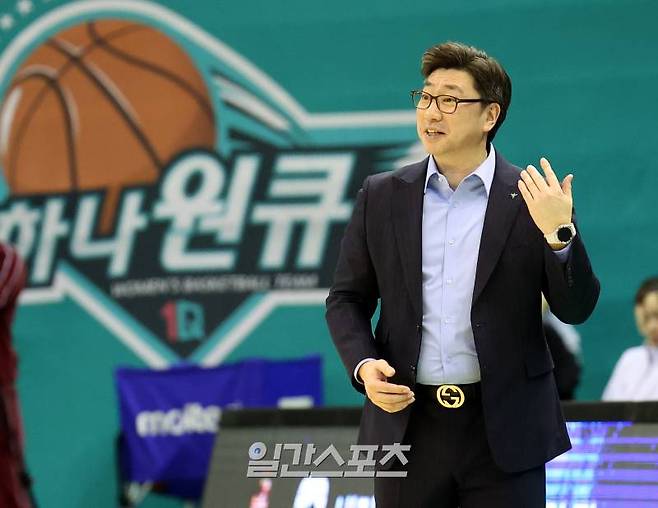 2023-2024 WKBL 여자프로농구 하나원큐와 KB스타즈의 포스트시즌 플레이오프 3차전이 13일 오후 경기도 부천실내체육관에서 열렸다. 김도완 감독이 지시를 하고 있다. 부천=김민규 기자 mgkim1@edaily.co.kr /2024.03.13/