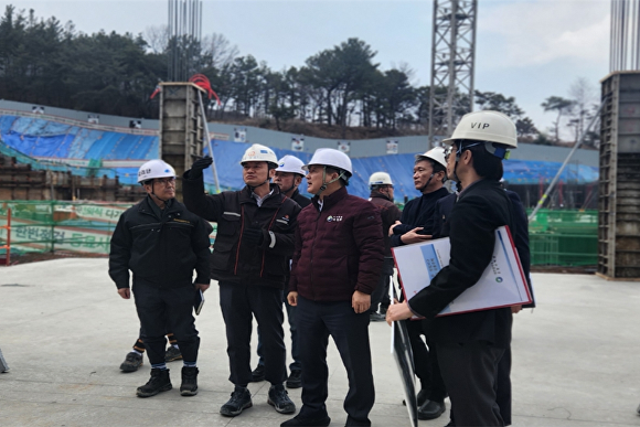 공동주택 건축공사 현장을 점검하고 있는 서철모 서구청장[사진=대전서구]