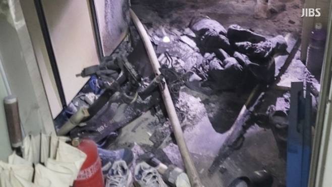 지난 5일 제주시 삼양동의 한 아파트에서 개인형 이동장치 충전 중 발생한 배터리 화재(사진, 제주소방안전본부)