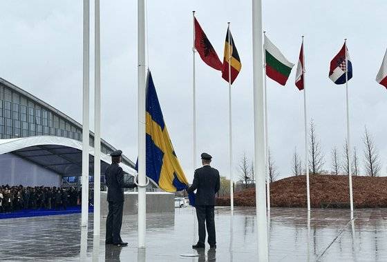 벨기에 브뤼셀에 있는 북대서양조약기구(나토) 본부 건물에서 지난 11일(현지시간) 스웨덴 국기 게양식이 열리고 있다. 스웨덴은 32번째 나토 회원국이 됐다. [연합뉴스]
