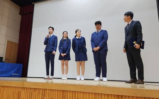 지난 11일 경북 영주시 한국국제조리고등학교에 입학한 몽골 유학생들이 무대에 올라 자기소개를 하고 있다. 김정석 기자