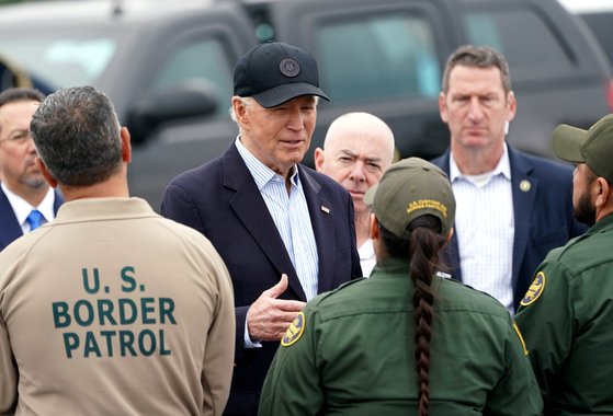 조 바이든 미국 대통령이 지난달 29일 텍사스 브라운즈빌에서 국경 관리 관계자들을 격려하고 있다. AP=연합뉴스