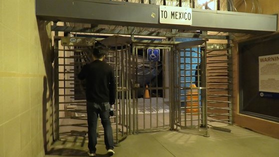 지난 5일(현지시간) 미국 애리조나주의 남단 멕시코와의 국경 도시 노갤러스. 통행이 재개된 이곳 검문소를 통해 본지 기자가 멕시코 국경으로 건너가고 있다. 투산ㆍ노갤러스=조셉리 기자