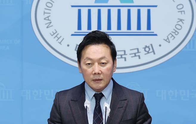 더불어민주당 정봉주 전 의원이 지난 8일 국회에서 출마 선언을 하고 있다./ 사진=연합뉴스