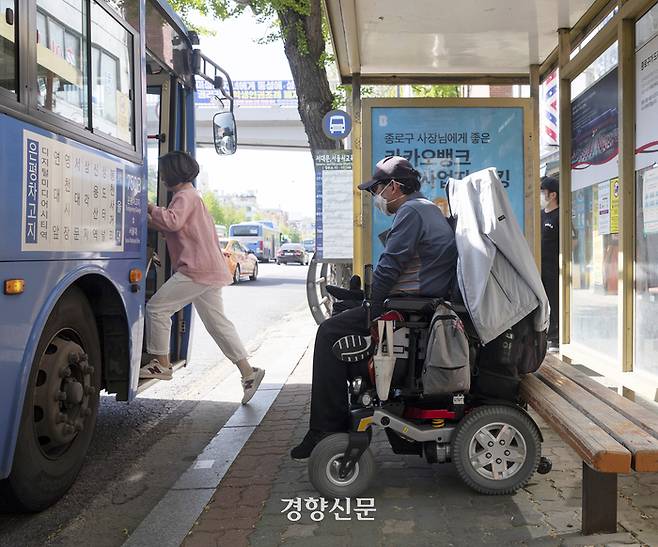 김동림 김포장애인야학 교감이 지난해 4월19일 서울 서대문구의 한 버스정류장에서 버스를 타기 위해 기다리고 있다. 문재원 기자