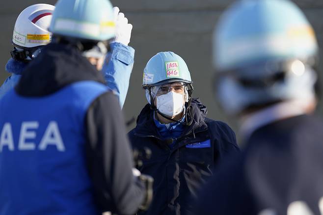 13일 라파엘 그로시 국제원자력기구(IAEA) 사무총장이 일본 후쿠시마 후타바 마을 제1원자력발전소 해양 방류 방사능 오염수 시료 채취 시설에서 안내를 받고 있다. AP연합뉴스