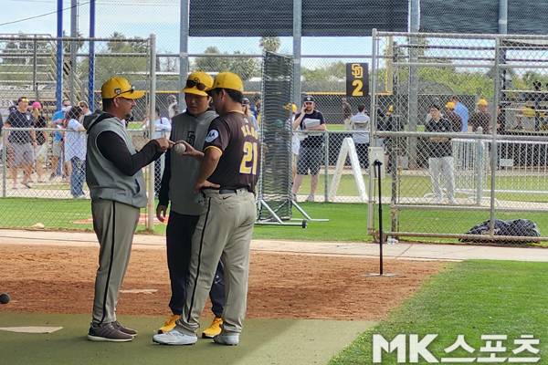 고우석이 불펜 투구 도중 루벤 니에블라 투수코치의 설명을 듣고 있다. 사진= MK스포츠 DB